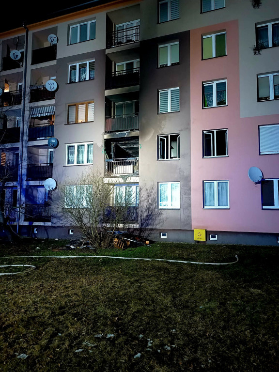 Pożar w bloku na osiedlu, mężczyzna w szpitalu