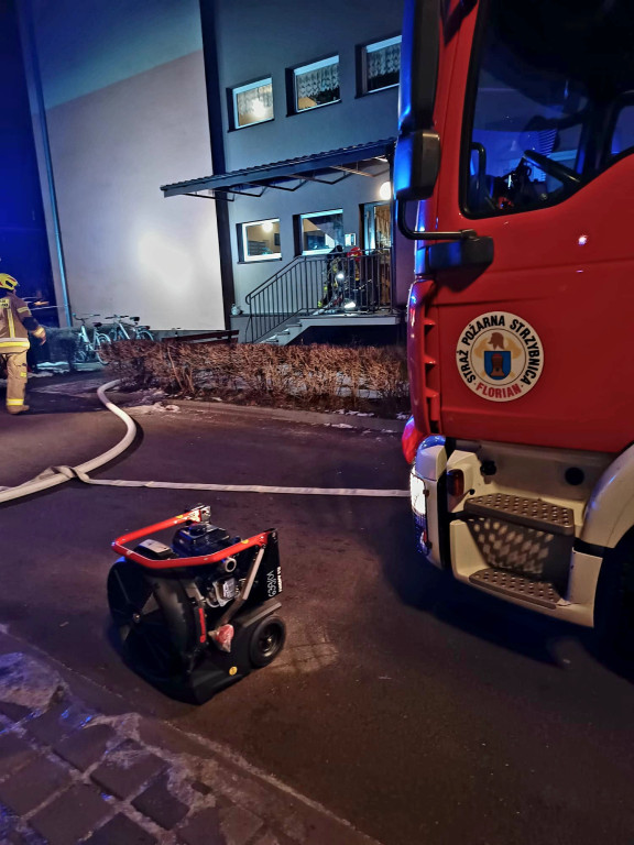 Pożar w bloku na osiedlu, mężczyzna w szpitalu