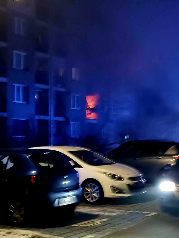 Pożar w bloku na osiedlu, mężczyzna w szpitalu