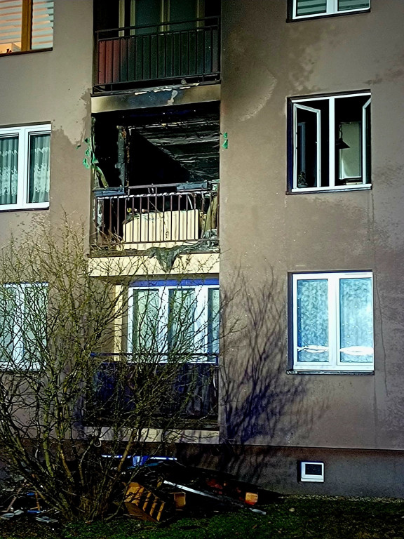 Pożar w bloku na osiedlu, mężczyzna w szpitalu