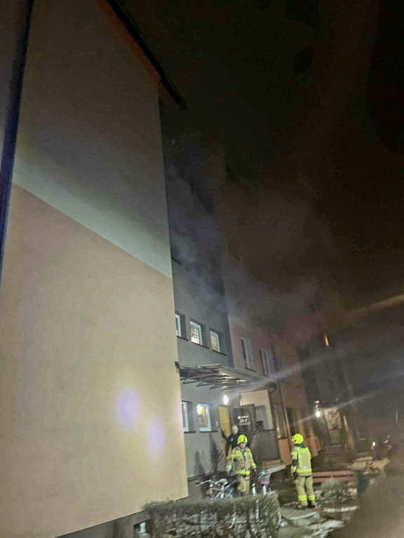 Pożar w bloku na osiedlu, mężczyzna w szpitalu