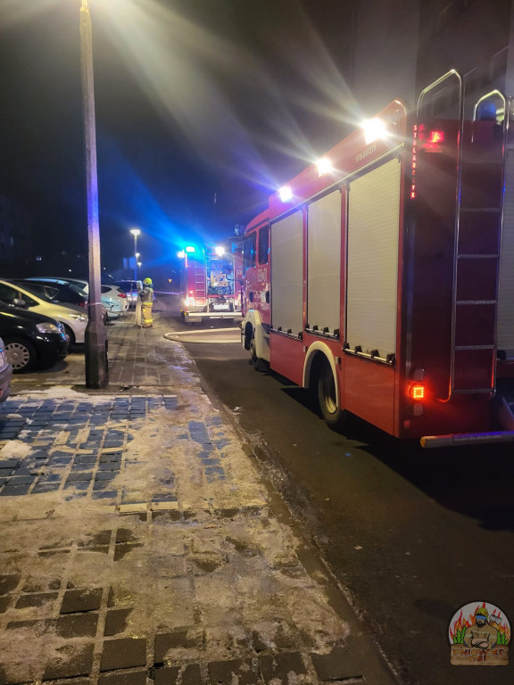 Pożar w bloku na osiedlu, mężczyzna w szpitalu