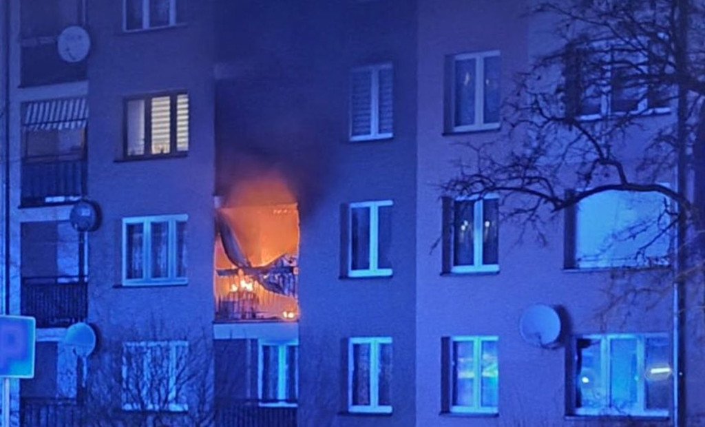 Pożar w bloku na osiedlu, mężczyzna w szpitalu