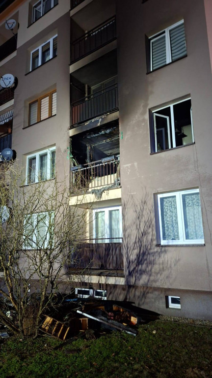 Pożar w bloku na osiedlu, mężczyzna w szpitalu