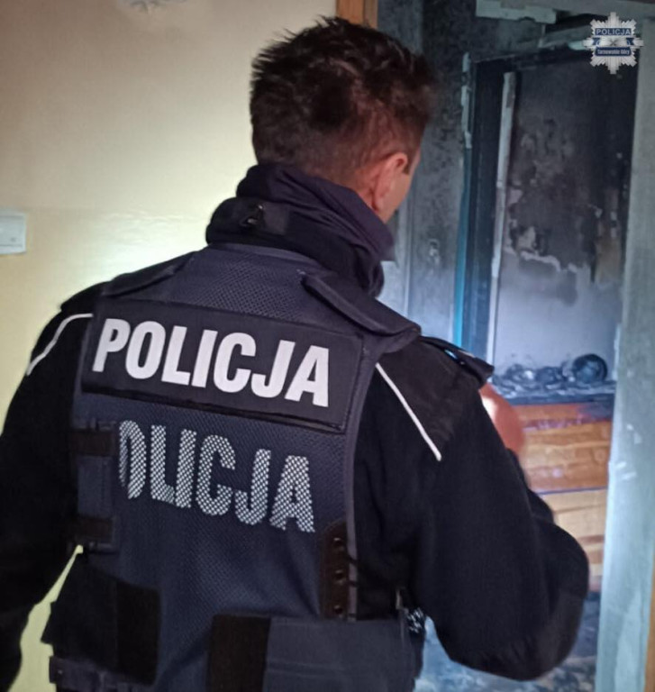 Pożar w bloku na osiedlu, mężczyzna w szpitalu