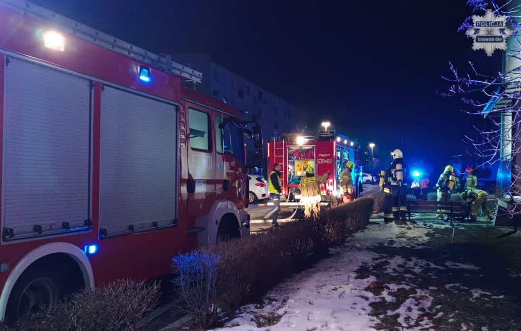 Pożar w bloku na osiedlu, mężczyzna w szpitalu