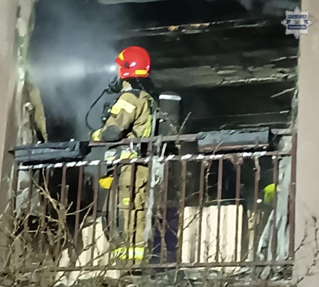 Pożar w bloku na osiedlu, mężczyzna w szpitalu