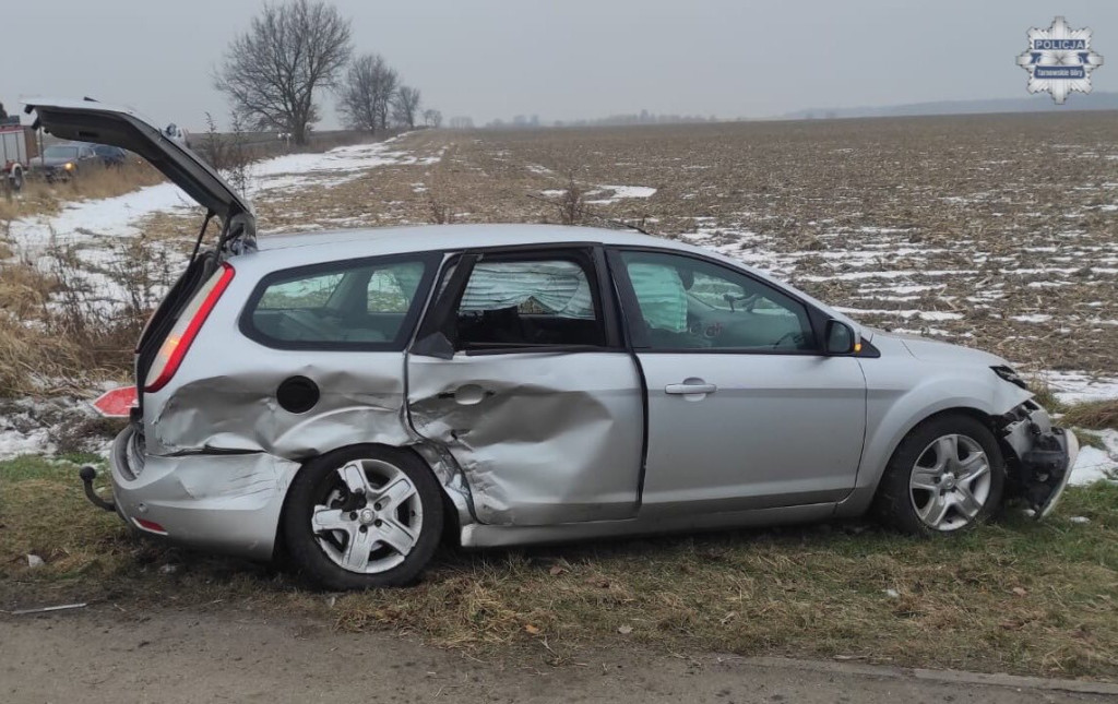 Na skrzyżowaniu zderzyły się dwa fordy