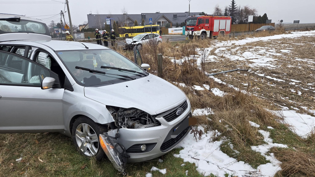 Na skrzyżowaniu zderzyły się dwa fordy