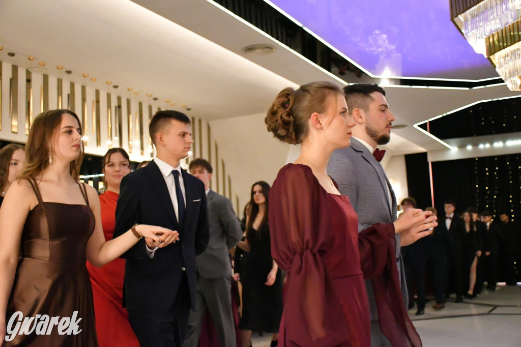 Maturzyści z Chemika zatańczyli swojego poloneza