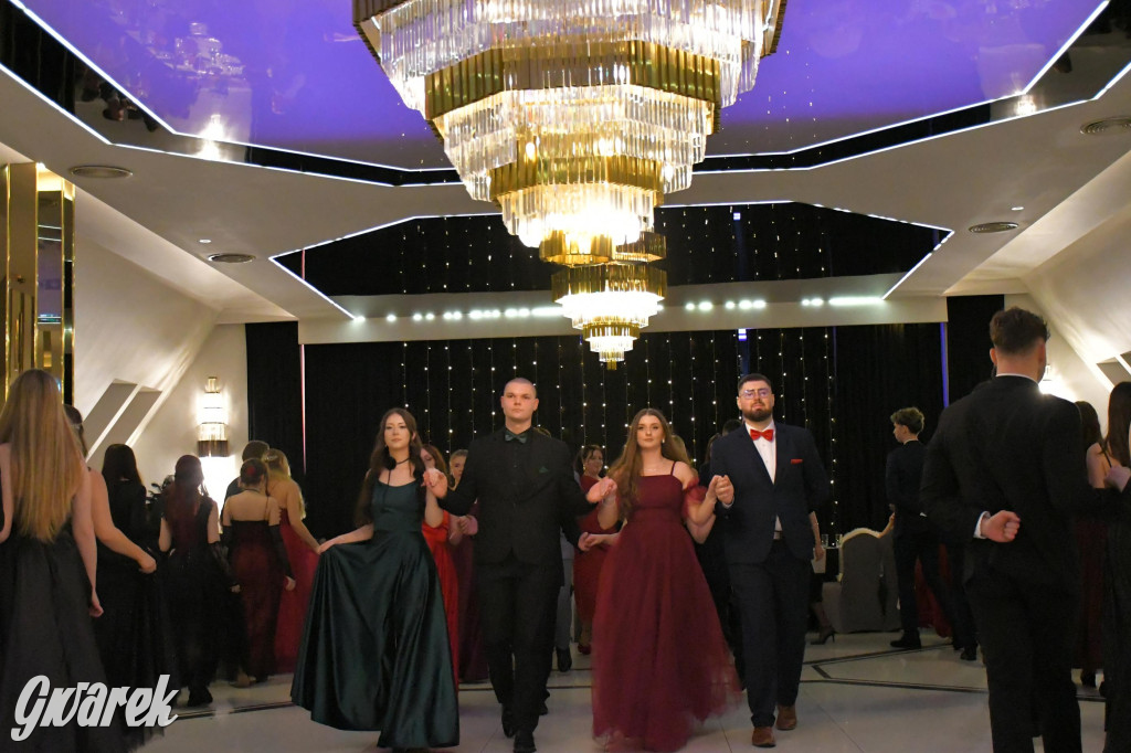 Maturzyści z Chemika zatańczyli swojego poloneza