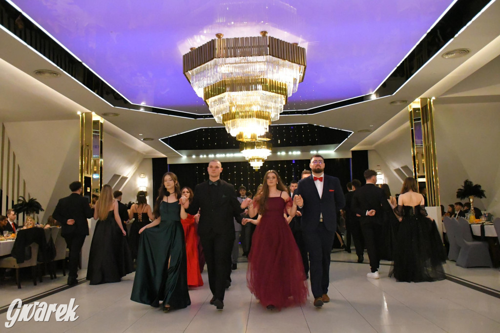 Maturzyści z Chemika zatańczyli swojego poloneza