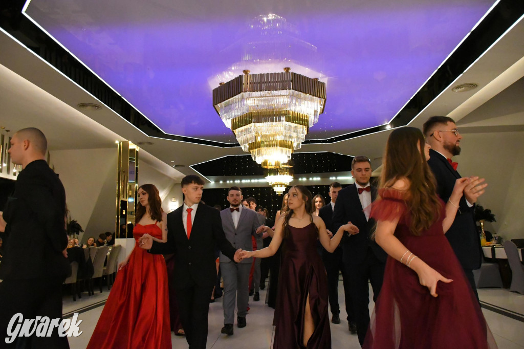 Maturzyści z Chemika zatańczyli swojego poloneza