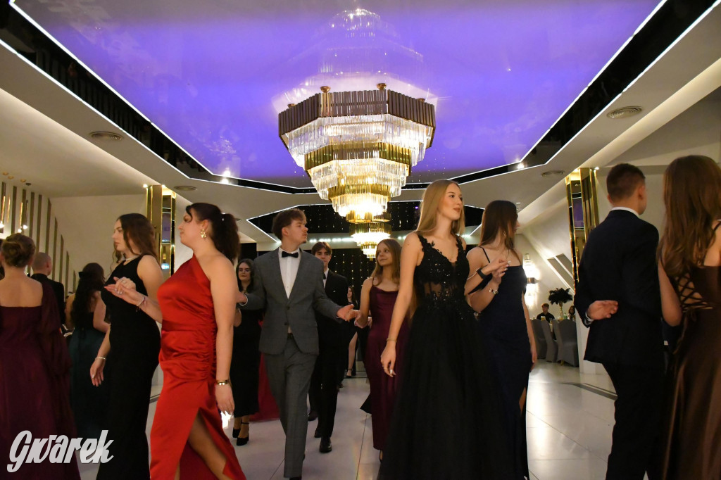 Maturzyści z Chemika zatańczyli swojego poloneza