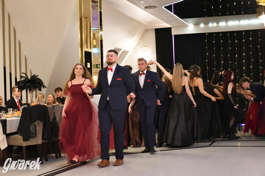 Maturzyści z Chemika zatańczyli swojego poloneza