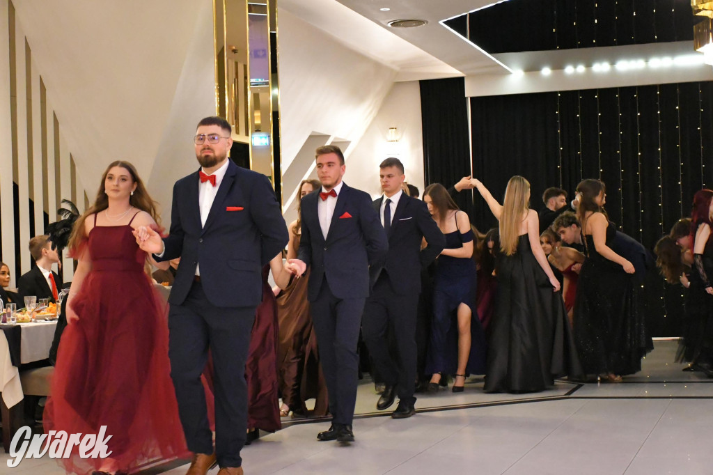 Maturzyści z Chemika zatańczyli swojego poloneza