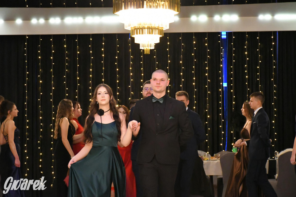 Maturzyści z Chemika zatańczyli swojego poloneza