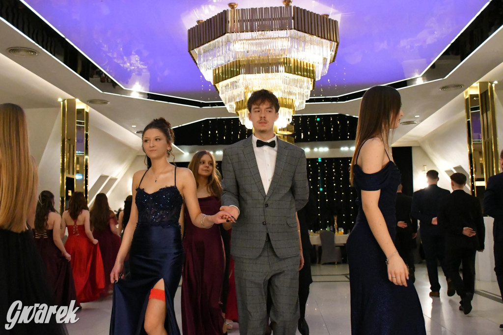 Maturzyści z Chemika zatańczyli swojego poloneza