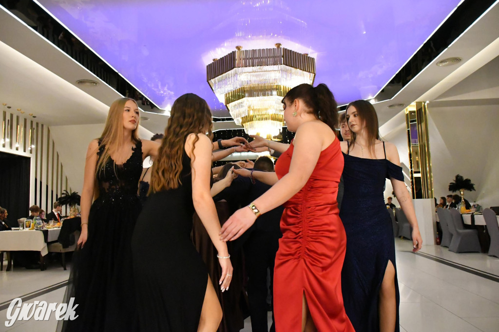 Maturzyści z Chemika zatańczyli swojego poloneza