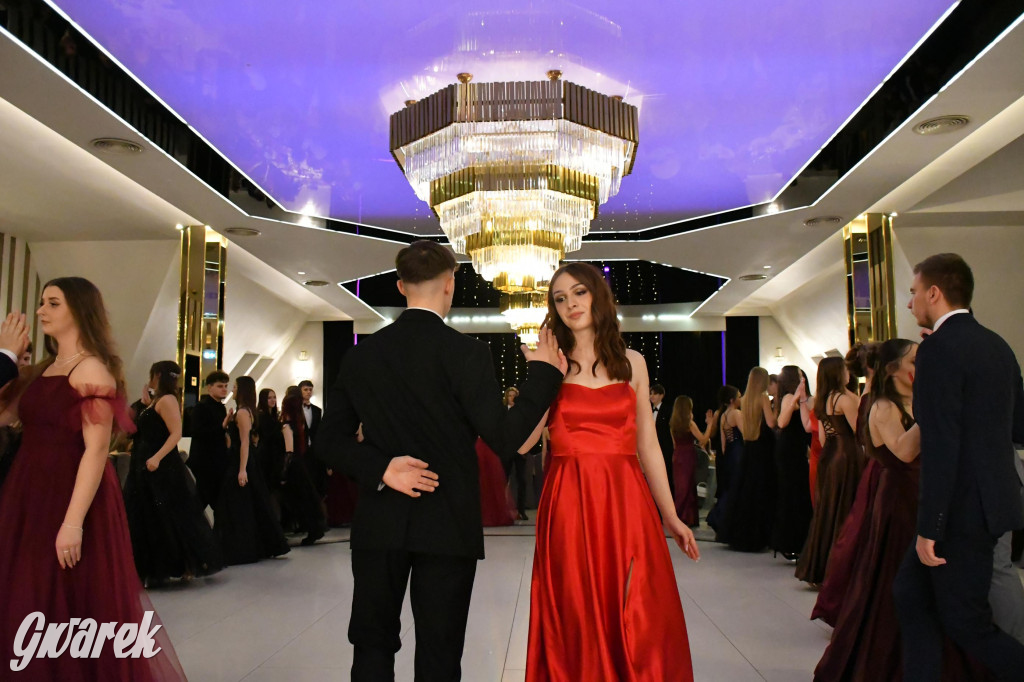 Maturzyści z Chemika zatańczyli swojego poloneza