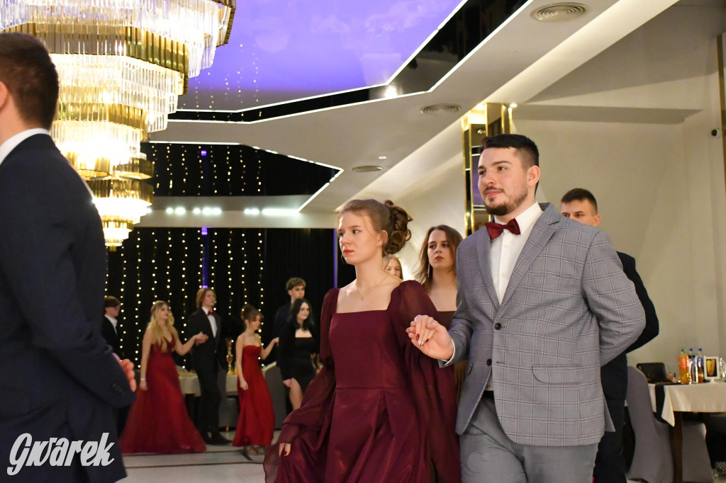 Maturzyści z Chemika zatańczyli swojego poloneza