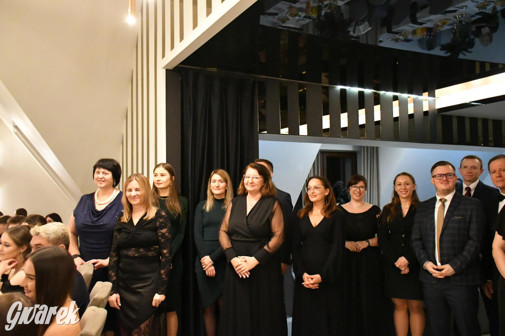 Maturzyści z Chemika zatańczyli swojego poloneza