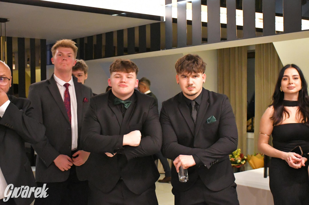 Maturzyści z Chemika zatańczyli swojego poloneza