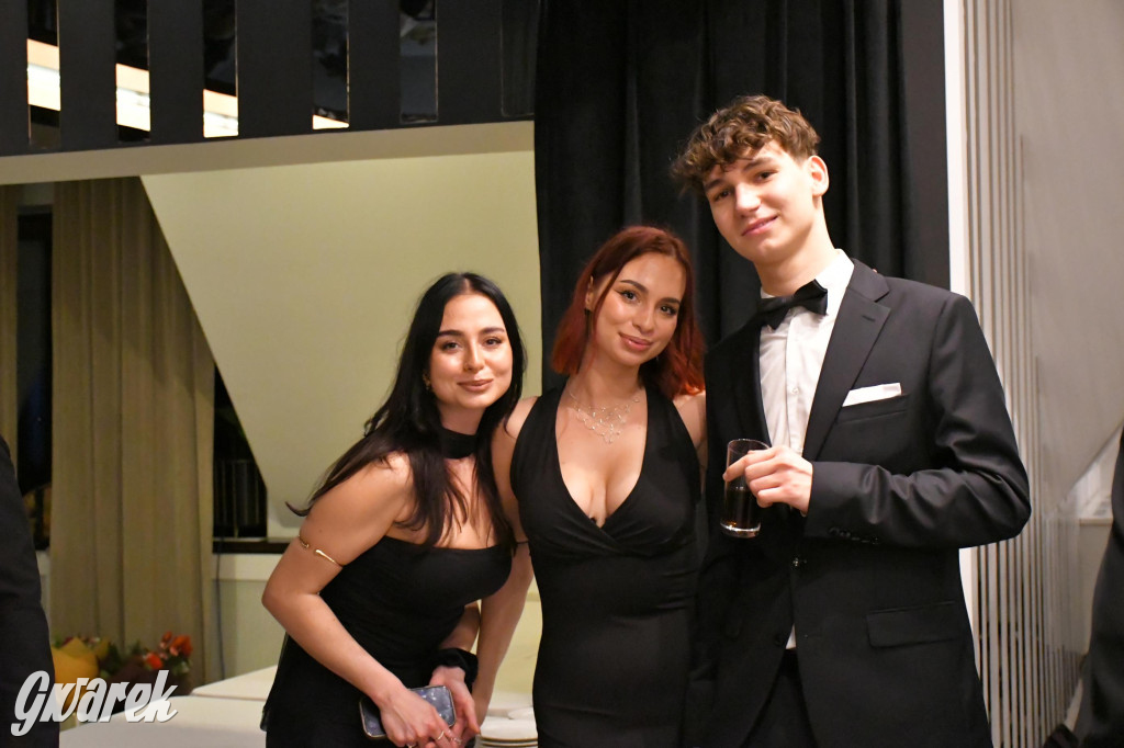 Maturzyści z Chemika zatańczyli swojego poloneza