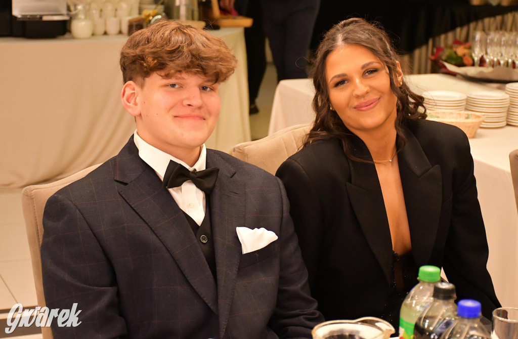 Maturzyści z Chemika zatańczyli swojego poloneza