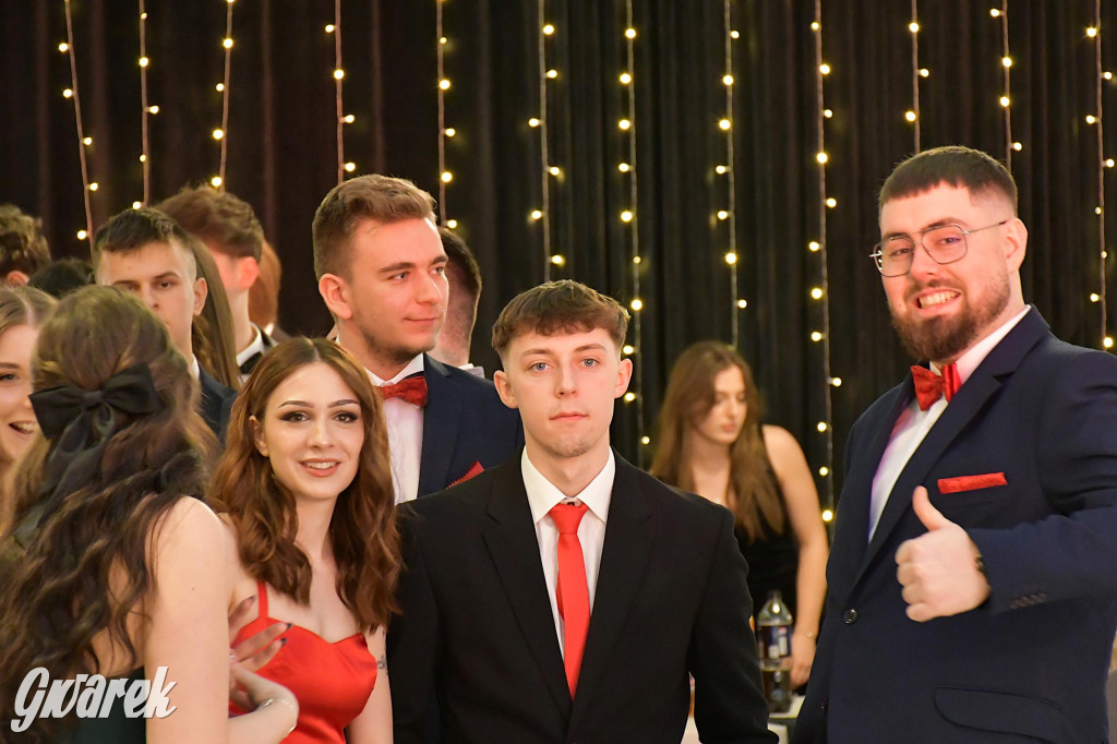 Maturzyści z Chemika zatańczyli swojego poloneza