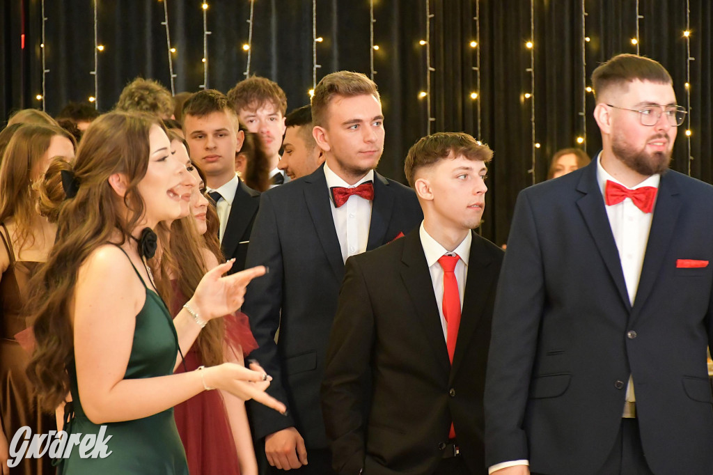 Maturzyści z Chemika zatańczyli swojego poloneza