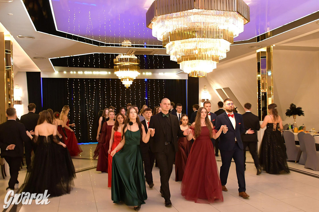 Maturzyści z Chemika zatańczyli swojego poloneza