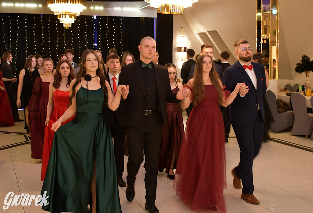 Maturzyści z Chemika zatańczyli swojego poloneza