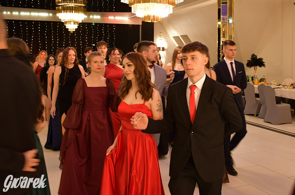 Maturzyści z Chemika zatańczyli swojego poloneza