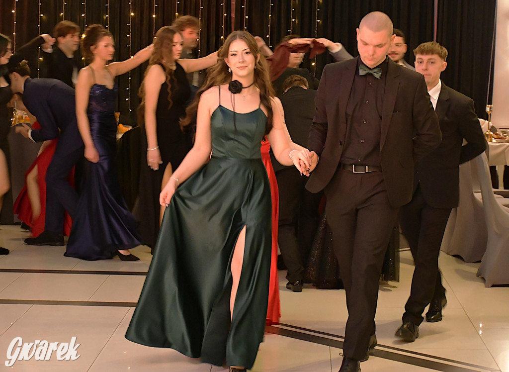 Maturzyści z Chemika zatańczyli swojego poloneza