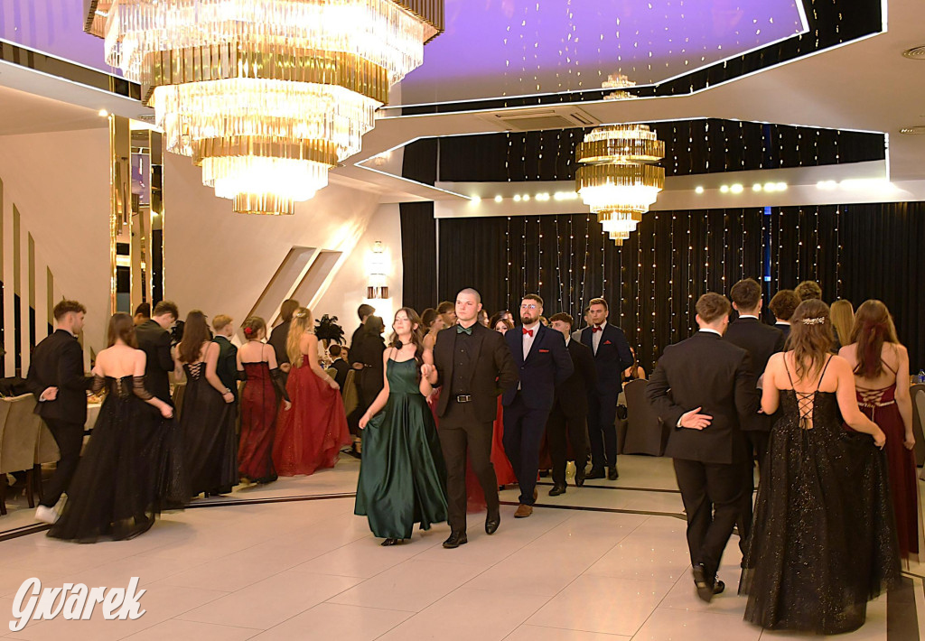 Maturzyści z Chemika zatańczyli swojego poloneza