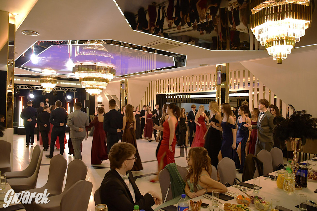 Maturzyści z Chemika zatańczyli swojego poloneza