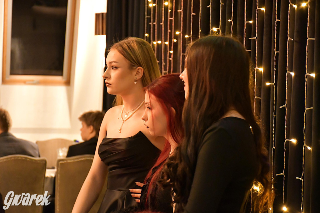 Maturzyści z Chemika zatańczyli swojego poloneza