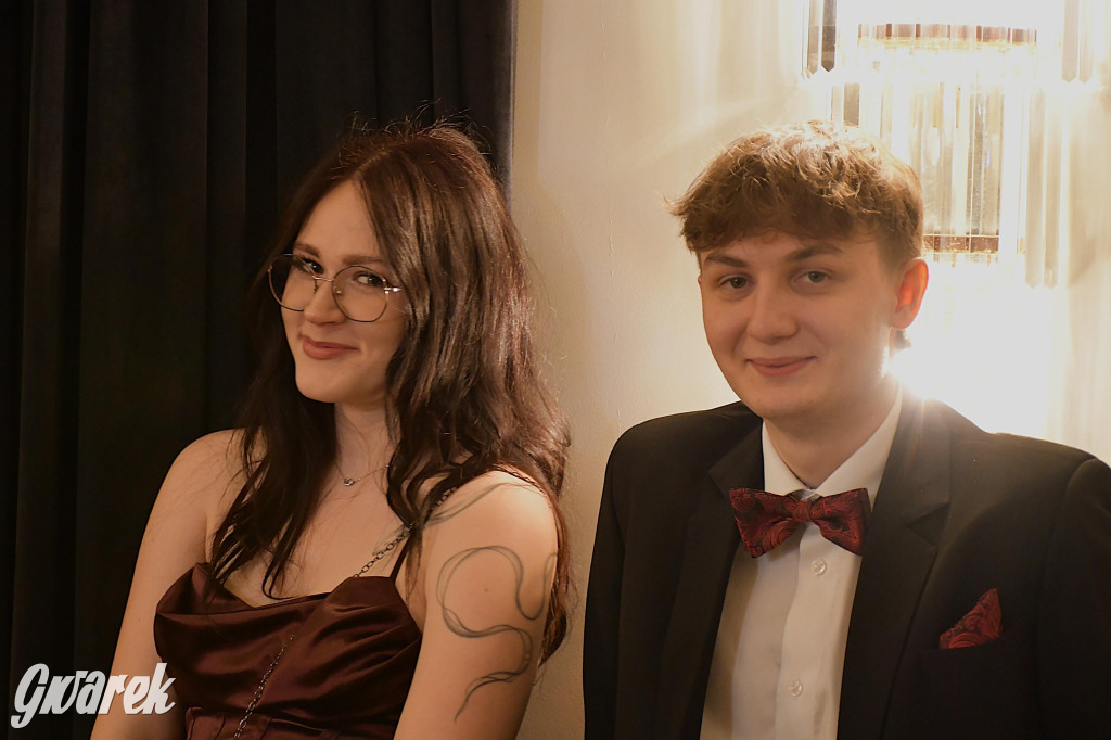 Maturzyści z Chemika zatańczyli swojego poloneza