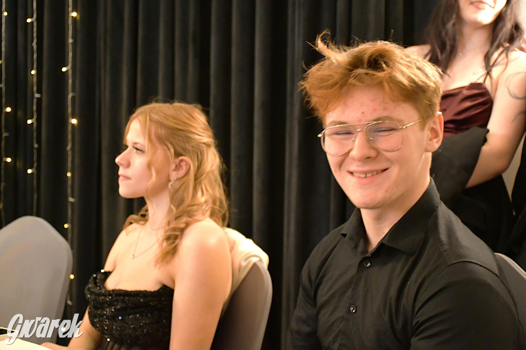 Maturzyści z Chemika zatańczyli swojego poloneza