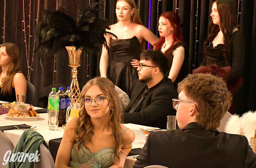 Maturzyści z Chemika zatańczyli swojego poloneza