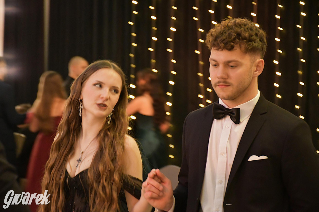 Maturzyści z Chemika zatańczyli swojego poloneza