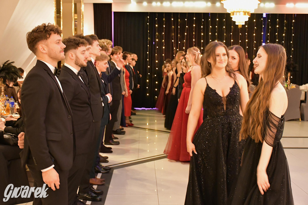 Maturzyści z Chemika zatańczyli swojego poloneza