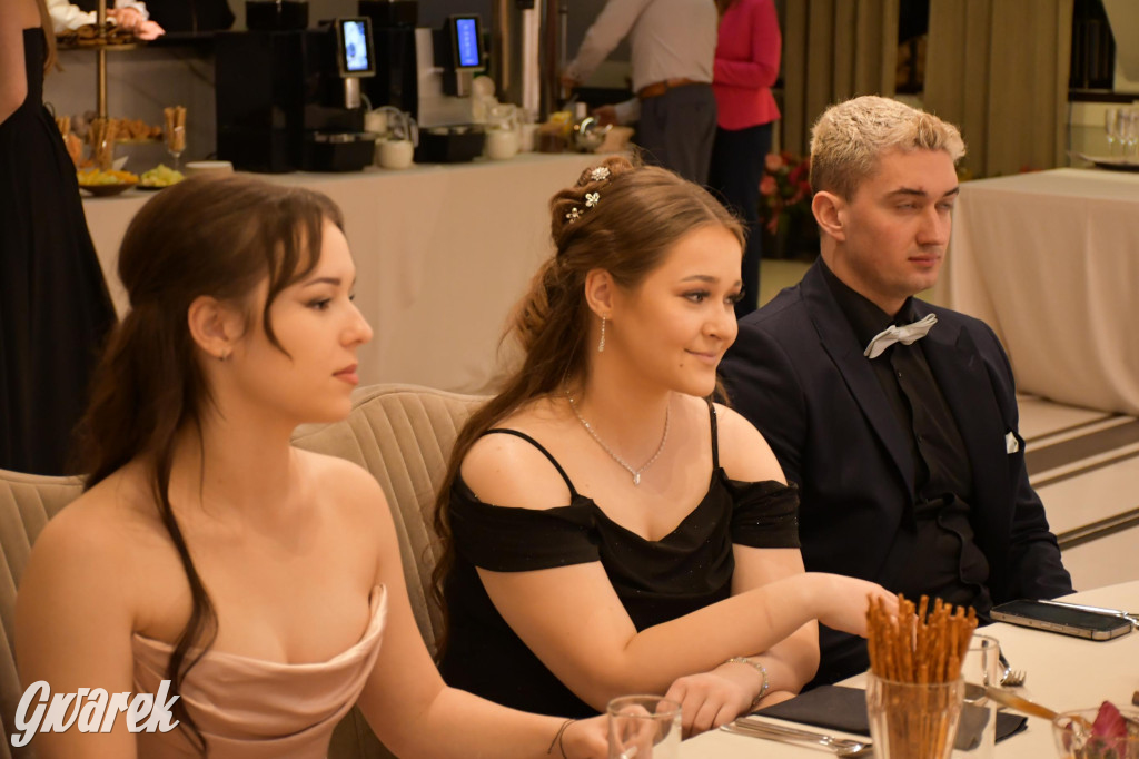 Maturzyści z Chemika zatańczyli swojego poloneza