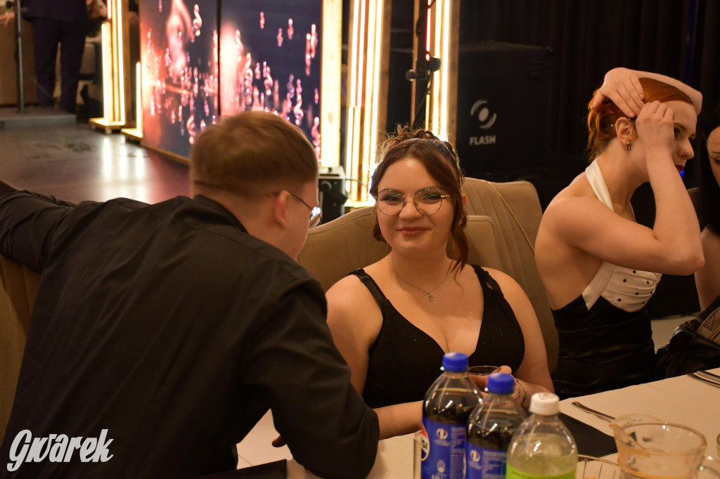 Maturzyści z Chemika zatańczyli swojego poloneza