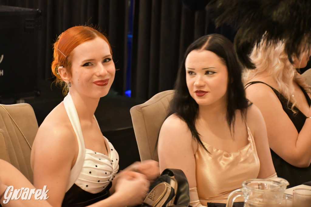 Maturzyści z Chemika zatańczyli swojego poloneza