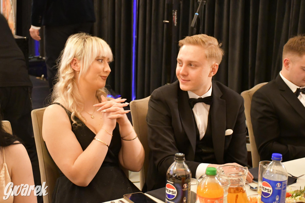 Maturzyści z Chemika zatańczyli swojego poloneza