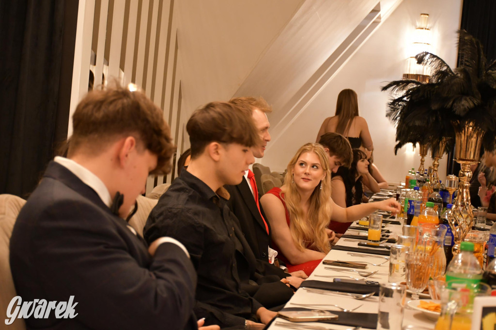 Maturzyści z Chemika zatańczyli swojego poloneza