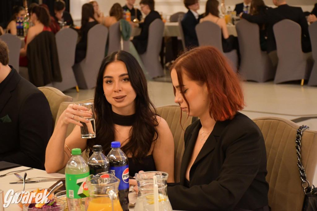 Maturzyści z Chemika zatańczyli swojego poloneza