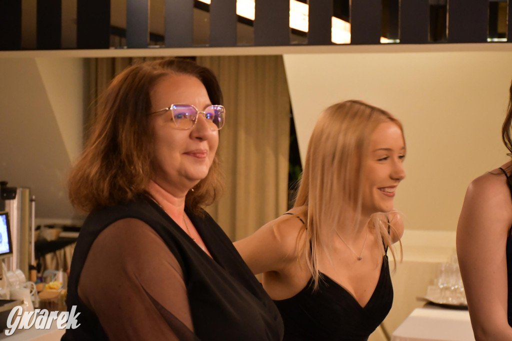 Maturzyści z Chemika zatańczyli swojego poloneza